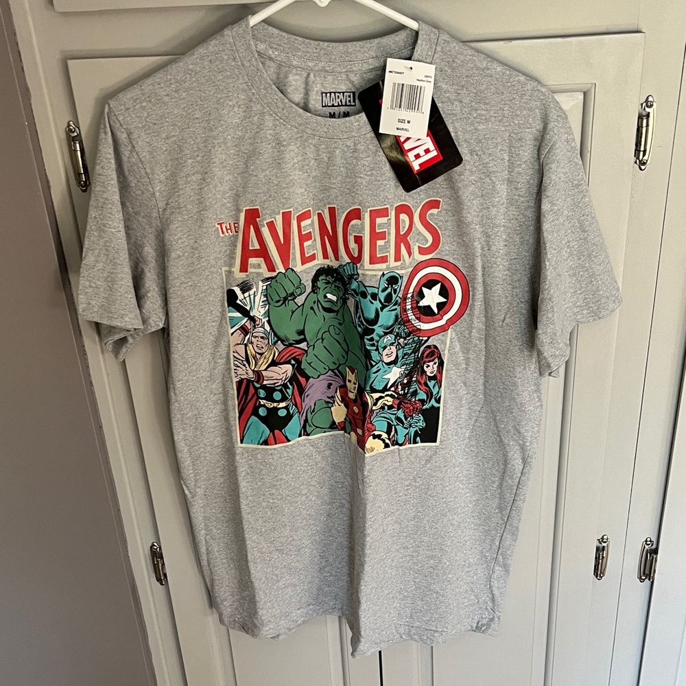 NWT Mens medium Marvel Gray Tee with Red Avengers Logo and Multicolor Hero Art